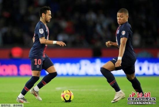 资料图：北京时间2019年4月22日，法甲第33轮展开一场较量，巴黎圣日耳曼主场迎战摩纳哥，姆巴佩上演帽子戏法，最终大巴黎主场3比1击败摩纳哥，提前五轮实现卫冕。