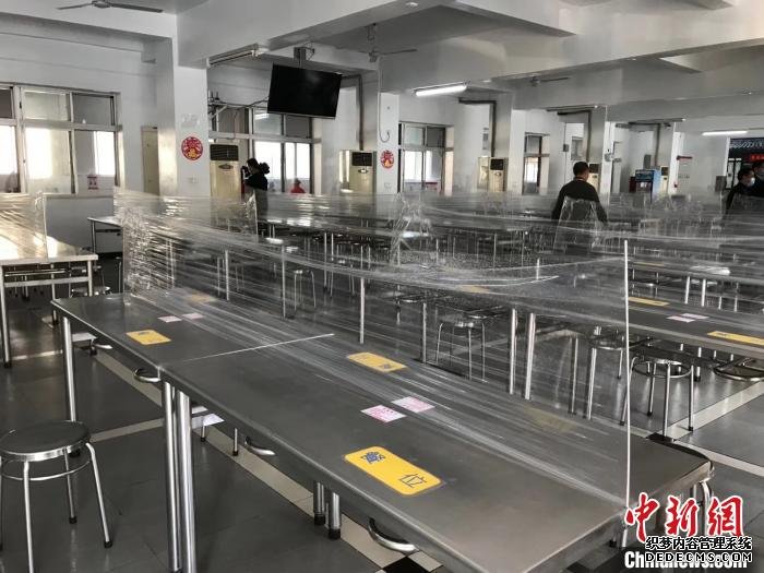 广州统一企业有限公司员工餐厅加强疫情防控措施 郭军 摄