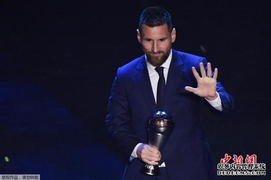 北京时间2019年9月24日凌晨，FIFA国际足联年度最佳男足运动员正式公布，梅西击败范戴克和C罗，成功当选。这也是梅西第六次当选世界足球先生，成为历史第一人。