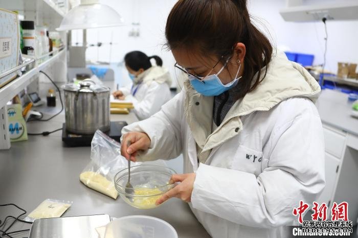 2月21日，科研人员以中医理论指导，用药食两用原料，用制药工艺技术开展多项新产品的开发测试工作。　刘占昆 摄