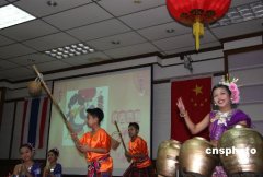 泰国美女表演传统舞蹈庆祝中国春节[图]
