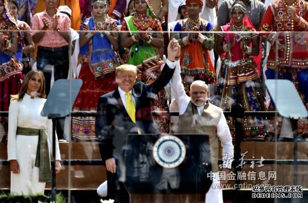 　2月24日，在印度艾哈迈达巴德莫特拉体育场，印度总理莫迪（前右）与到访的美国总统特朗普（前中）及其夫人梅拉尼娅（前左）参加欢迎活动。