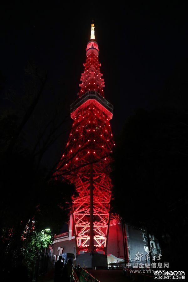 东京塔点亮“中国红”为中国抗击疫情加油