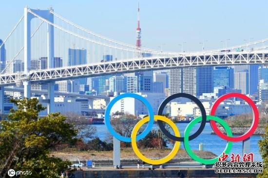 当地时间2月10日，日本东京，台场海滨公园展示奥运五环，迎接即将到来的东京奥运会。