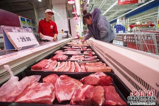 12月16日，中国国家统计局新闻发言人付凌晖表示，中国食品价格保持稳定有基础、有条件，其中猪肉价格逐步企稳甚至回落可以预期。付凌晖在当天国务院新闻办公室举行的发布会上谈及当前物价形势。他分析说，11月份，中国CPI同比上涨4.5%，比上月扩大0.7个百分点，这主要受食品价格等结构性影响。当月，食品价格上涨超过10%，其中猪肉价格同比上涨1.1倍，对CPI增长影响在六成左右。猪肉价格上涨也带动相关肉类涨价。资料图为消费者在山西太原一超市选购猪肉。 /p中新社记者 张云 摄