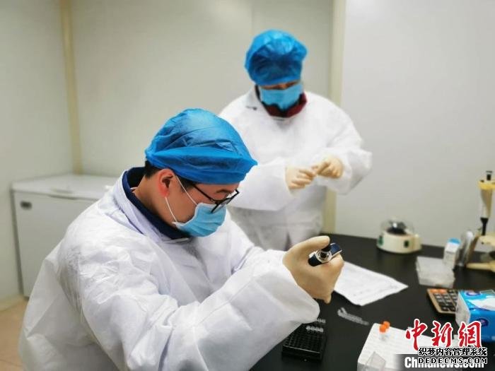 江苏省疾控中心应急检验队在24天里为黄石完成了3743份咽拭子样本的核酸检测。　江苏省疾控供图 摄