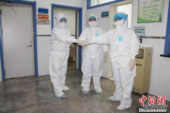 目前，万荣县人民医院隔离病区共有8名医生、16名护士在工作。　万荣县人民医院供图 摄