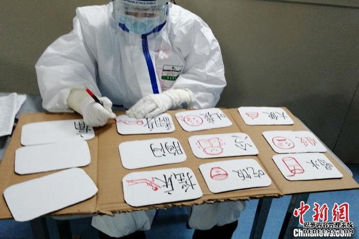 图为江西省人民医院呼吸与危重症医学科护士陈钰浠正在绘制“图解版护理需求表”。　罗昭淦 摄