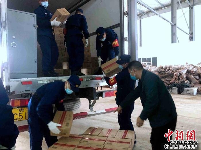 图为消防员正在搬运物资 湖北省消防救援总队供图 摄