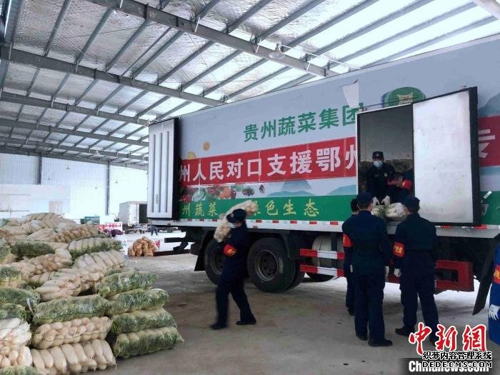 图为鄂州消防正在搬运贵州捐赠的果蔬 湖北省消防救援总队供图 摄