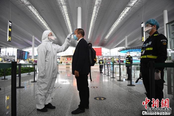 在机场入口，机场工作人员严阵以待。　姬东 摄
